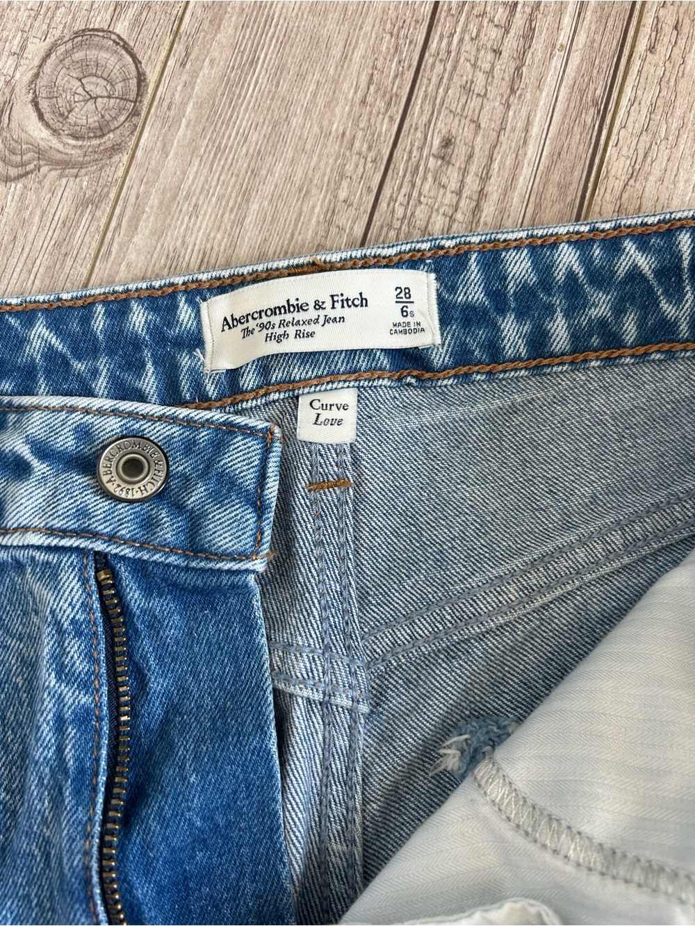 Abercrombie & Fitch Light Wash The '90s High Rise Relaxed Jeans Curvy Love